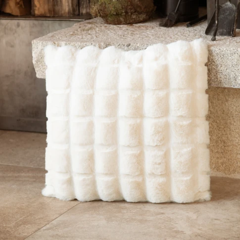 Housse de coussin fausse fourrure effet 3D 60 x 60 cm ecru