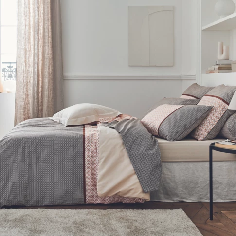 Bettdecke aus Baumwollperkal im grafischen Stil