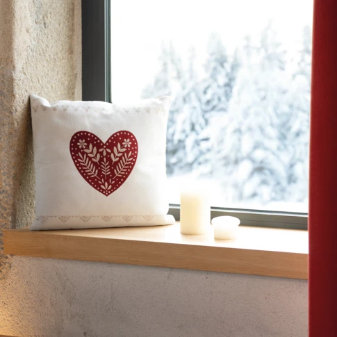 Coussin jacquard avec motif cœur montagne 45 x 45 cm ROUGE
