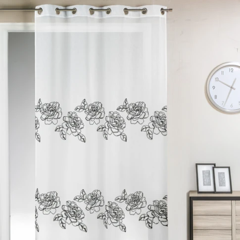 Visillo en estameña bordada estampado flor