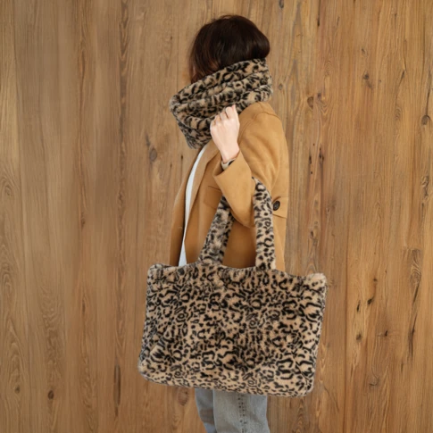 Sac fausse fourrure léopard 45 x 31 cm Beige
