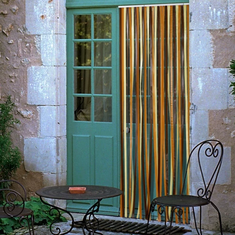Rideau de porte à lanières colorées