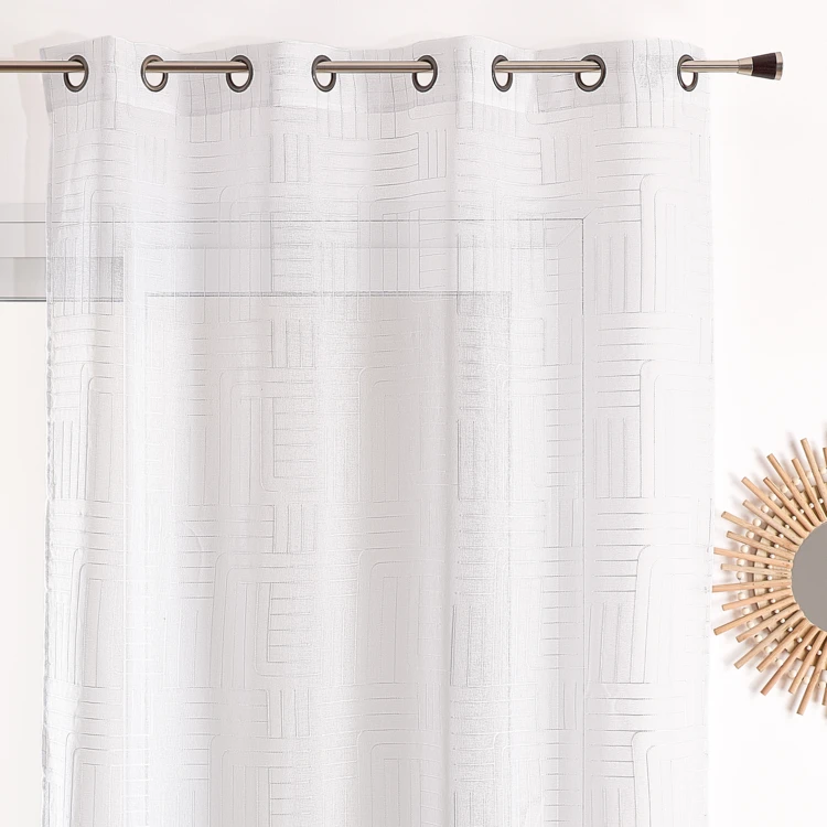 Gardine mit besticktem geometrischem Muster