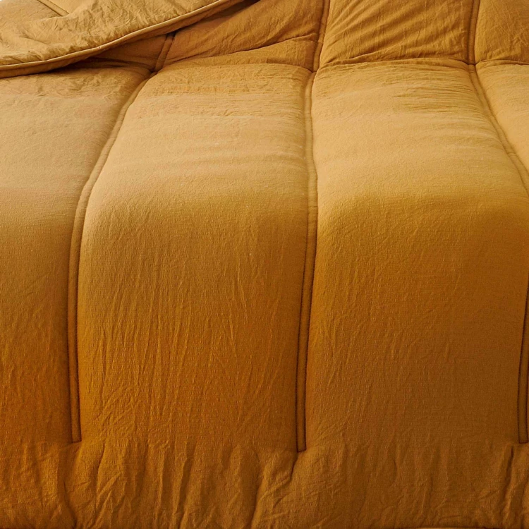 Einfarbige Bettüberwurf