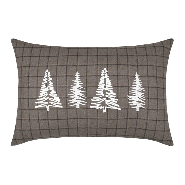 Coussin rectangulaire à carreaux et sapins brodés