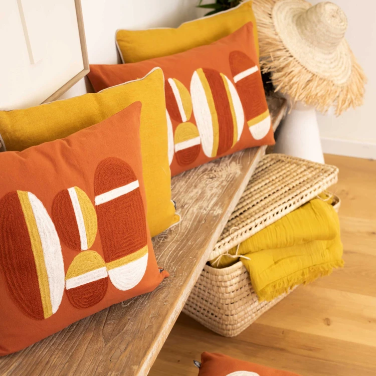 Coussin brodé motif galets de plage