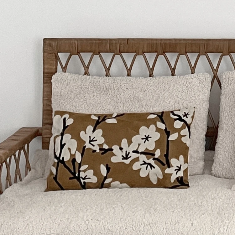 Cojín rectangular bordado con motivos florales
