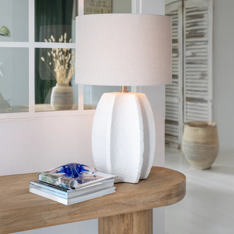 Lampe à poser en poterie avec pied sculpté