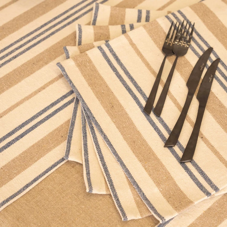 Coloque la alfombrilla en rayas gruesas de algodón