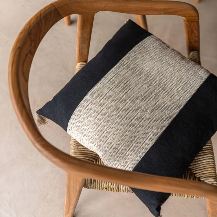 Silla de madera de teca y asiento de mimbre trenzado