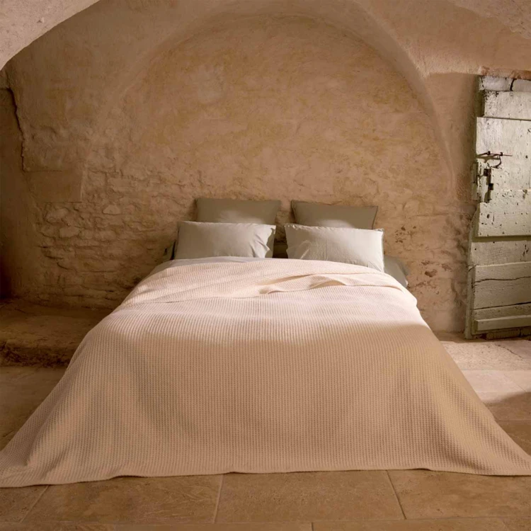 Dessus de lit tissé en coton recyclé motif nid d’abeille