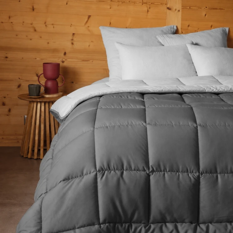 Couette légère réversible bicolore en microfibre 200 gr/m²