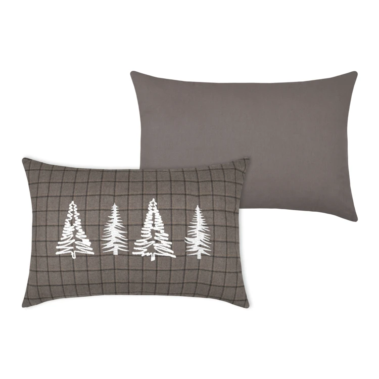 Coussin rectangulaire à carreaux et sapins brodés