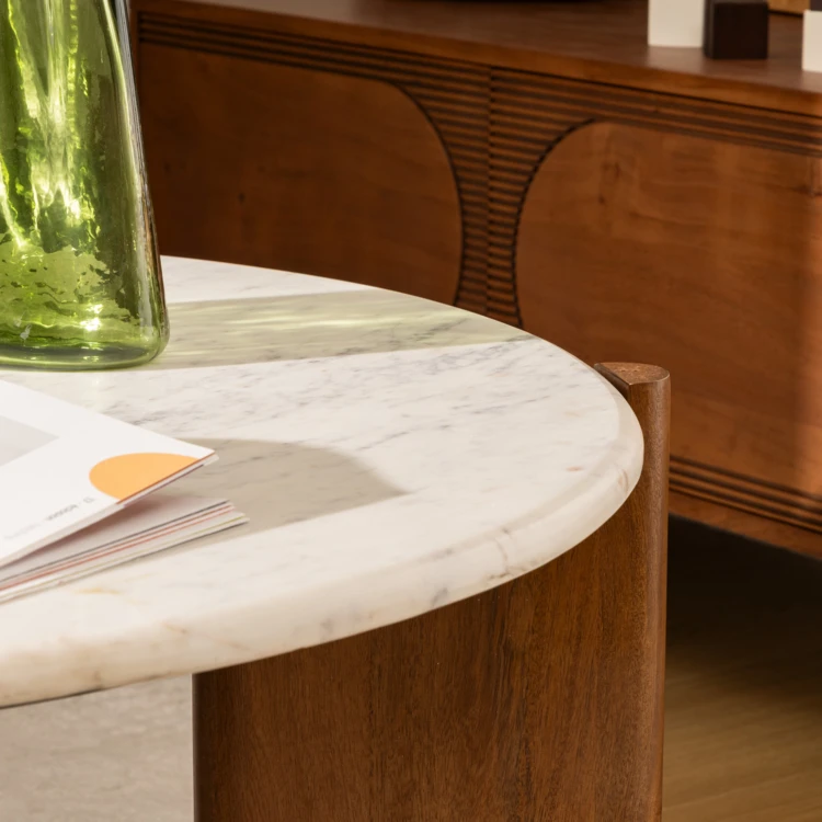 Mesa de centro redonda de mármol con patas de madera maciza de mango