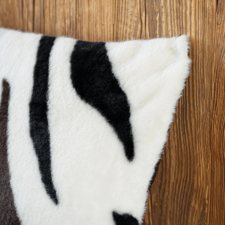 Coussin garni à motif zèbre avec dos en velours