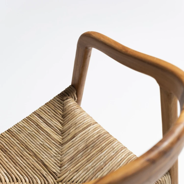 Silla de madera de teca y asiento de mimbre trenzado