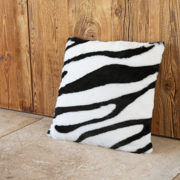 Gefülltes Kissen mit Zebra-Muster und Rückseite aus Samt