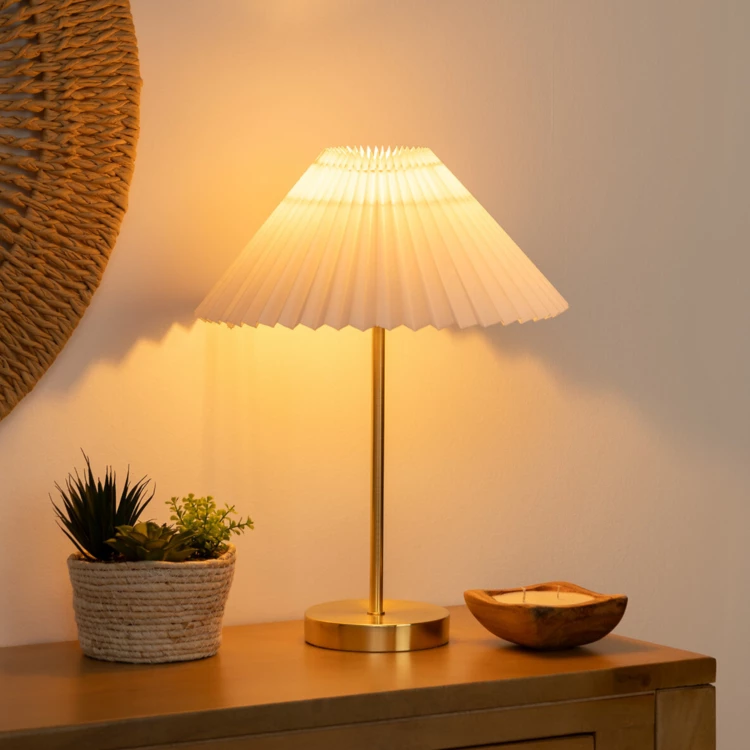 Tischlampe mit plissiertem Lampenschirm