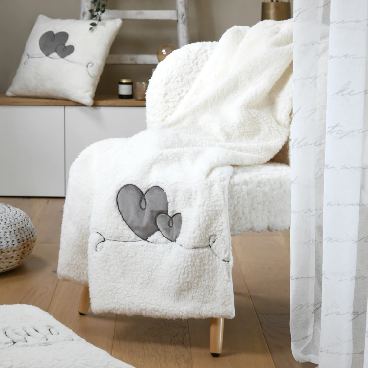 Plaid effet peau de mouton avec motif cœur