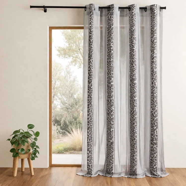 Organzavorhang mit einem Jacquard Blumenmotiv