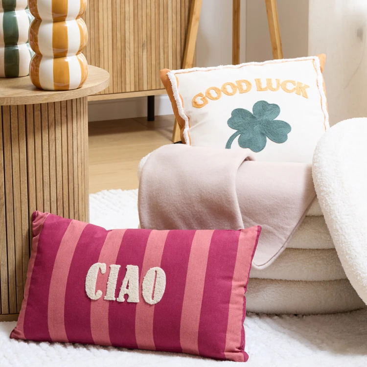 Almofada decorativa de algodão bordada com a inscrição «GOOD LUCK»