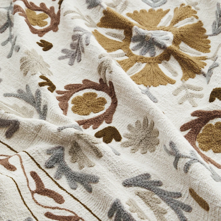 Plaid en coton brodé à motifs floraux