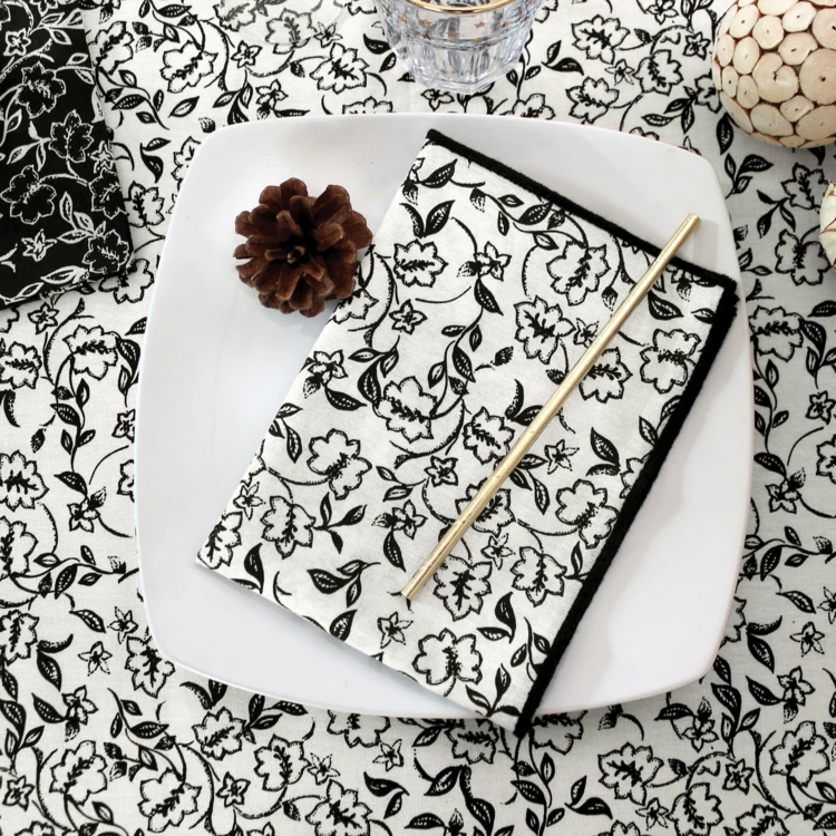 Lot de 4 serviettes de table motif fleuri