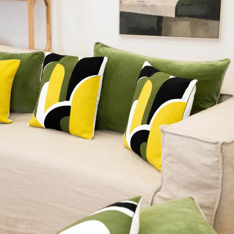 Coussin brodé en relief motif abstrait