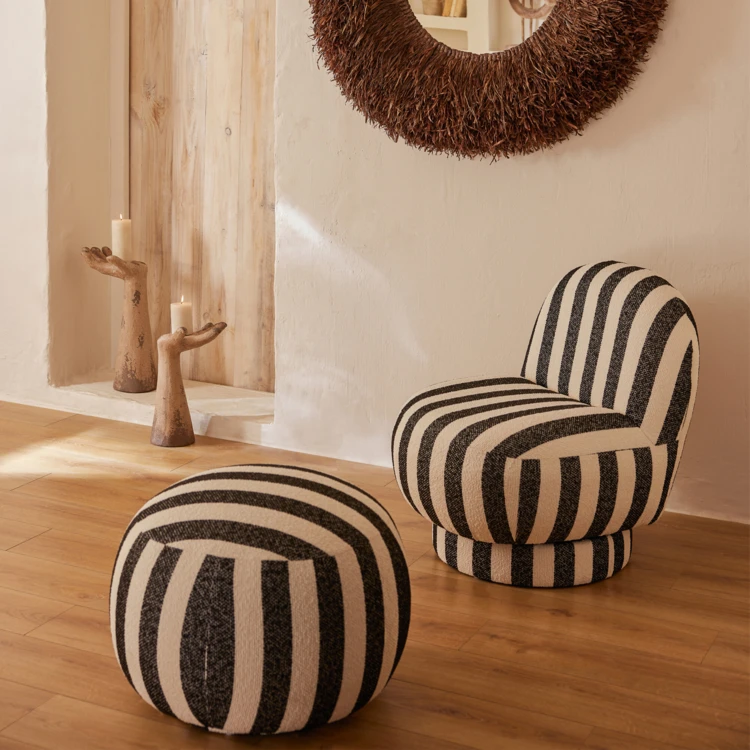 Runder Pouf aus gestreiftem Stoff