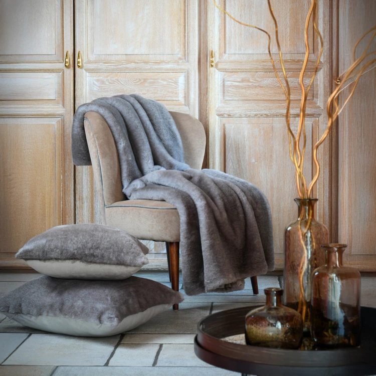 Coussin en fausse fourrure ultra douce
