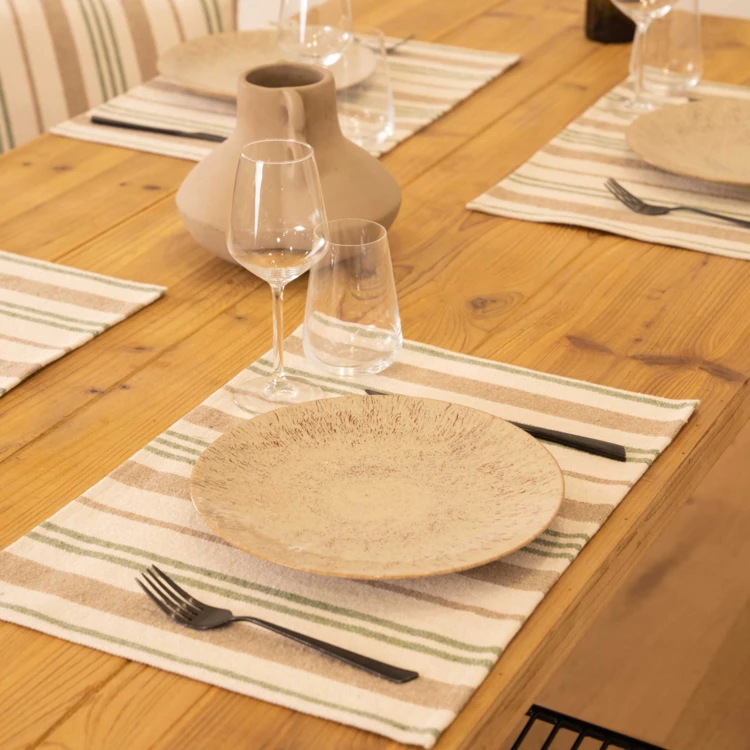 Coloque la alfombrilla en rayas gruesas de algodón