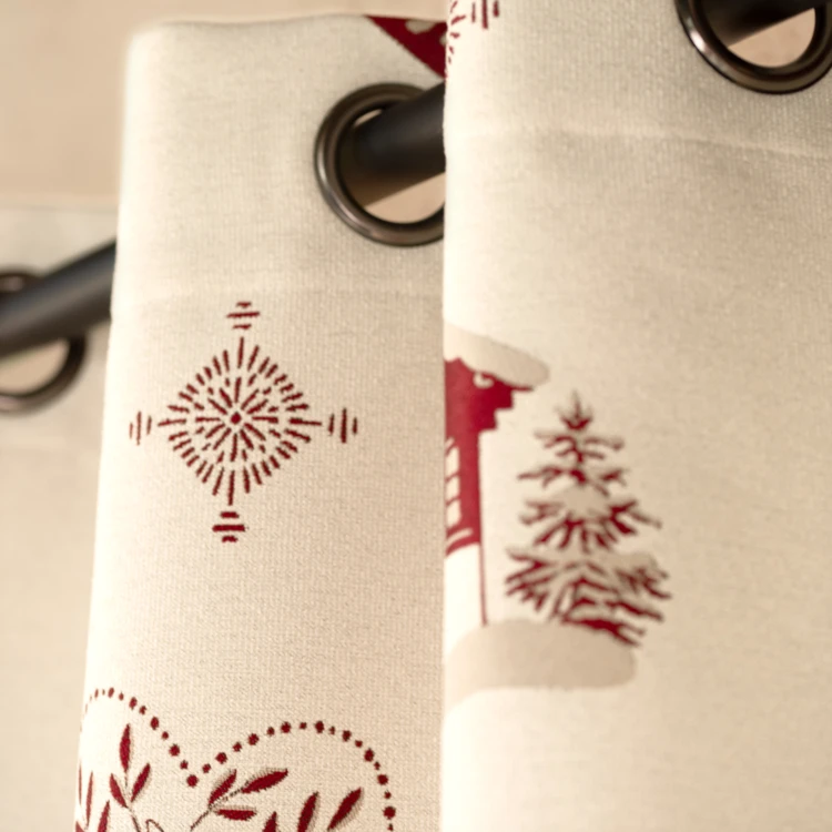 Rideau jacquard d’ameublement avec motifs chalets et cœurs