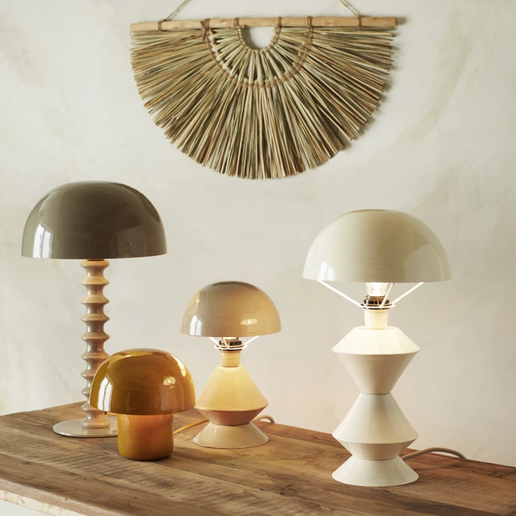 Lampe à poser en fer émaillé avec abat-jour dôme