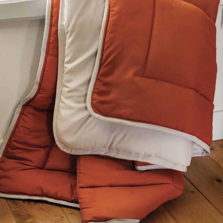 Couette légère réversible bicolore en microfibre 200 gr/m²
