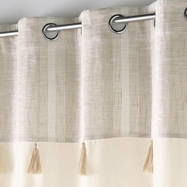 Polycotton-Ösenvorhang mit gewebtem Top und Pompons