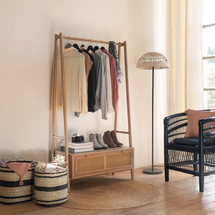 Flurkommode aus Holz mit Kleiderstange und Schublade mit Rattanverkleidung