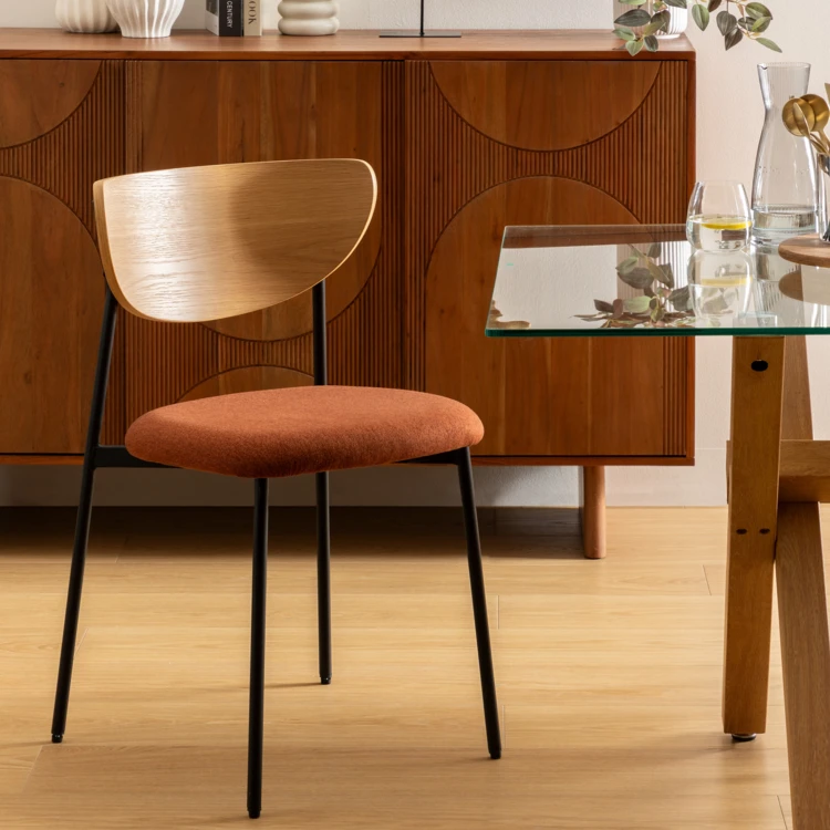 Silla con respaldo de madera y patas de metal