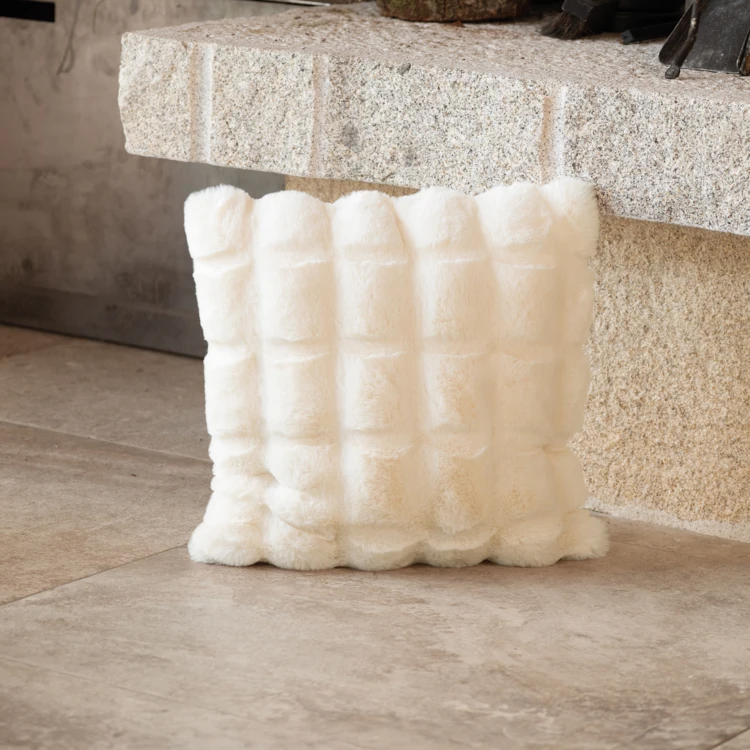 Housse de coussin fausse fourrure effet 3D