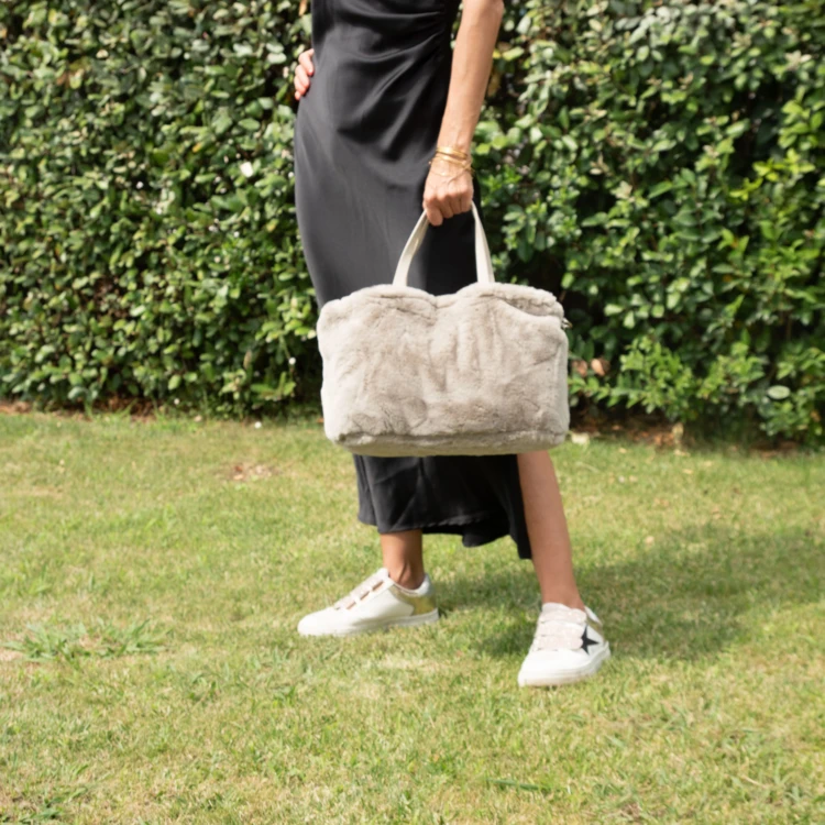 Sac en fausse fourrure avec anse et bandoulière amovible