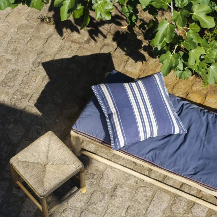 Housse de coussin rayée en coton et jute