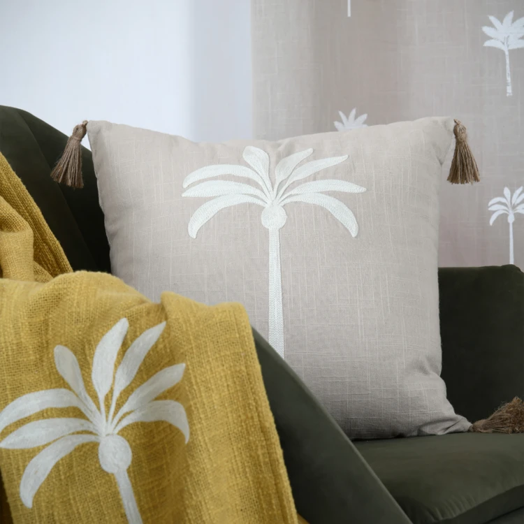 Coussin décoratif brodé motif palmier style tropical