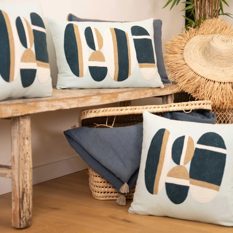 Coussin brodé motif galets de plage