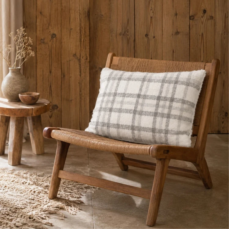 Coussin à carreaux effet mohair avec dos sherpa