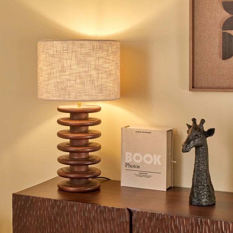 Lampe à poser en bois de manguier avec pied sculptural