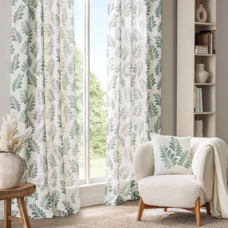 Cortina com ilhós em polilina estampada com plantas e ecrã