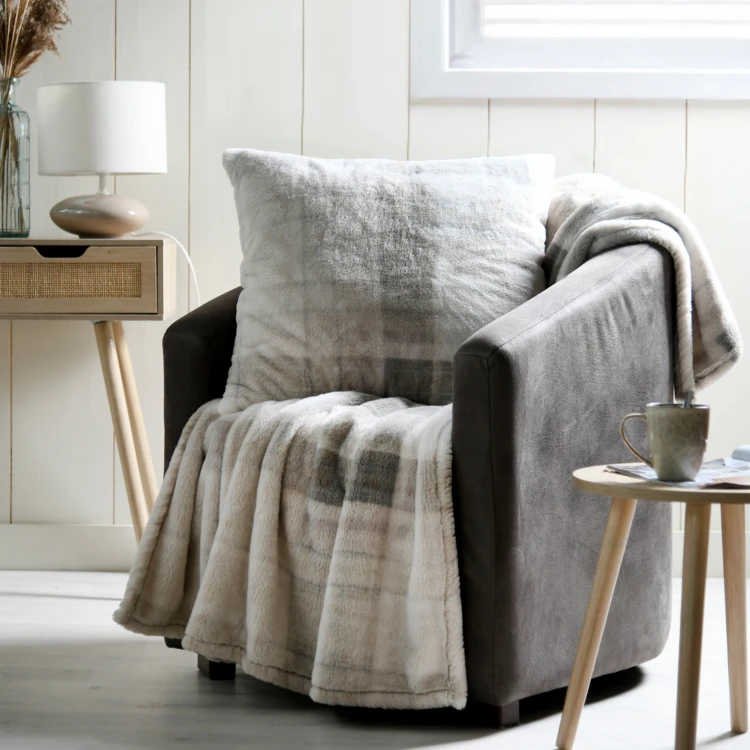 Coussin à carreaux écossais en fausse fourrure