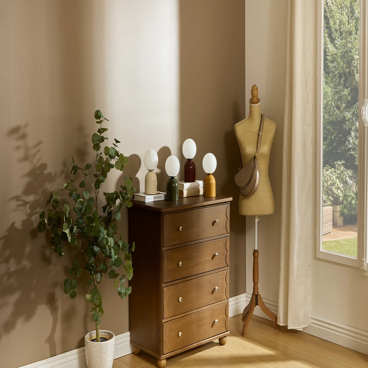Lampe à poser avec globe opalin et base en acier