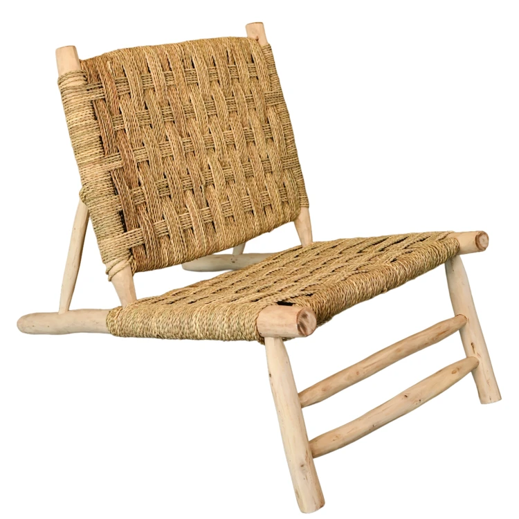 Sessel aus unbehandeltem Naturholz im Japandi-Stil