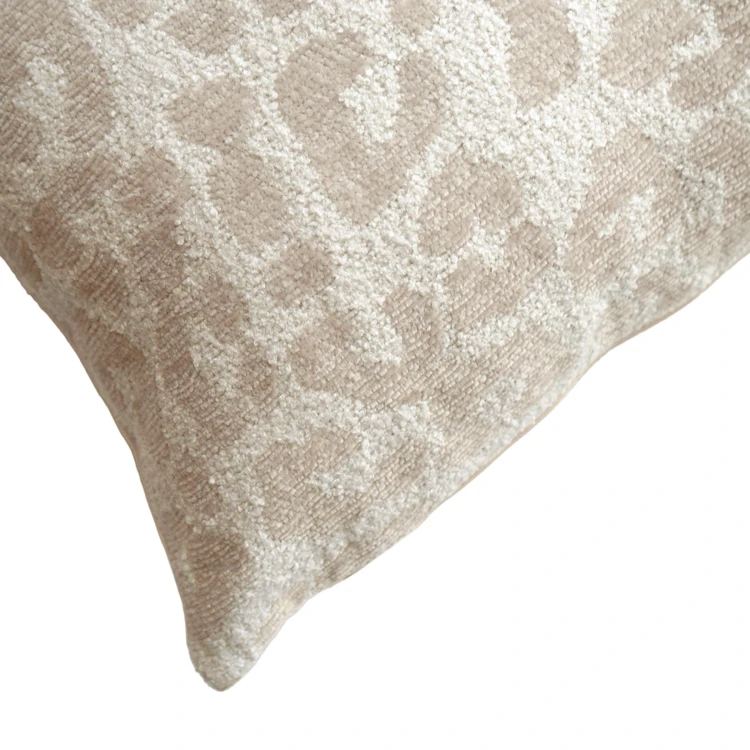 Coussin décoratif carré en jacquard chenille à motif léopard