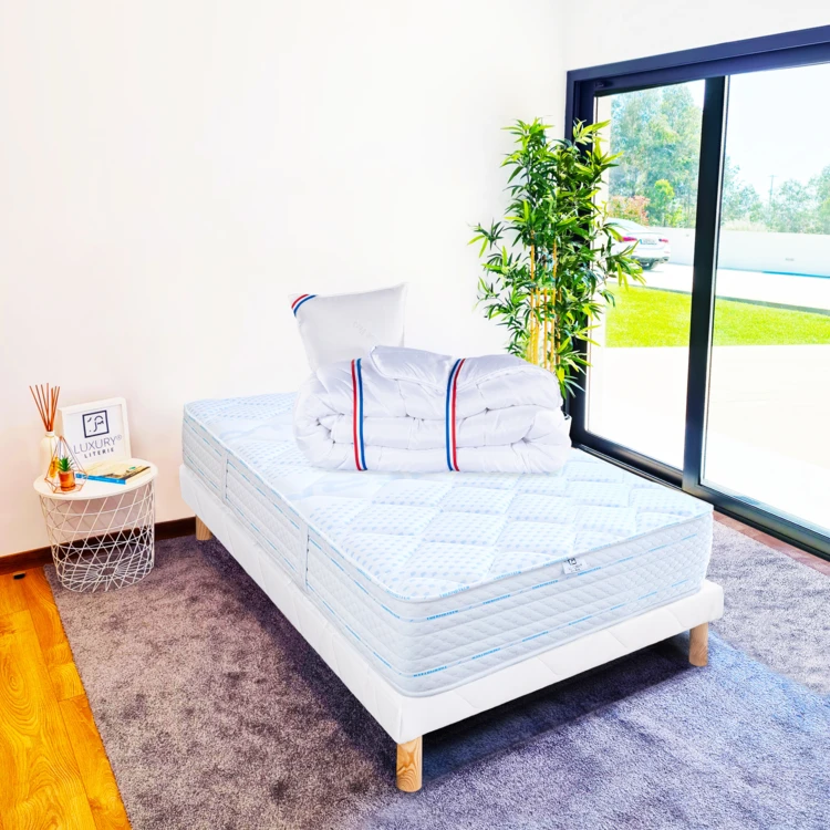 Bettwäsche-Set mit Memory-Foam-Matratze 24 cm, weißem Lattenrost, Kopfkissen und Bettdecke